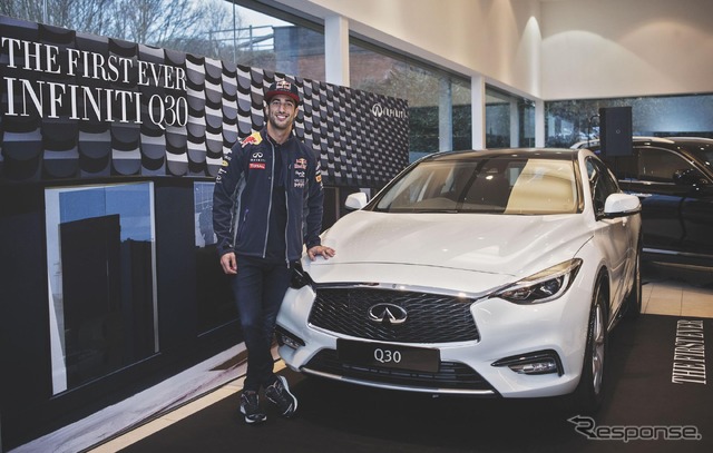 インフィニティ Q30の英国試乗会に登場したF1ドライバー、ダニエル・リカルド選手