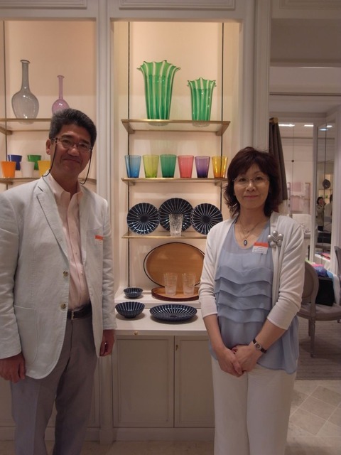 ディオール本店を訪れた伊藤夫妻