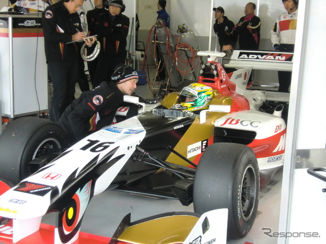 2015年最後のレース、第7戦鈴鹿の第2レースを制した#16 山本尚貴も11月末の鈴鹿テストから来季へ始動。
