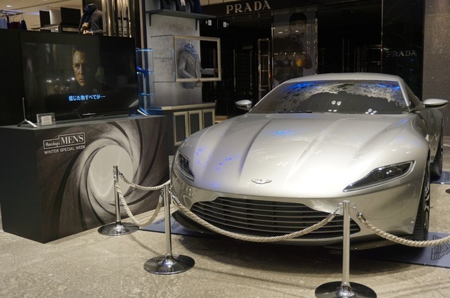 阪急メンズ東京の007公開記念イベント。ボンドカー・アストンマーティンDB10(推定価格5億6,000万円)の実車展示。