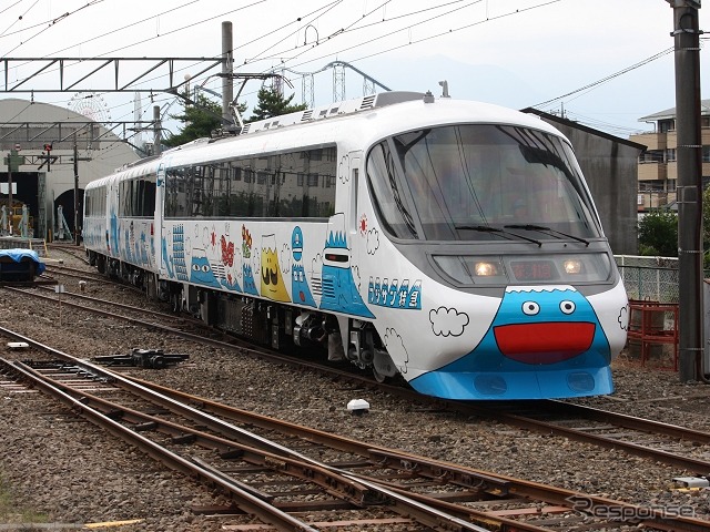 2000系引退後の『フジサン特急』は、元小田急「RSE」の8000系と、JR東海から購入した371系で運行される。写真は8000系。