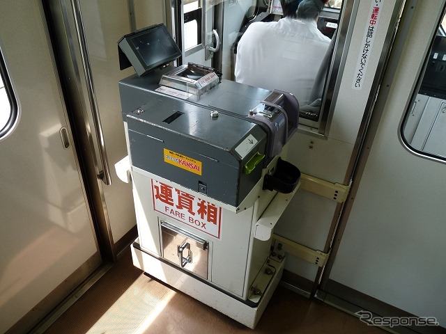 叡山電鉄は来年3月にICカードを導入する予定。写真は電車内に設置されている運賃箱で、現在は磁気カードに対応した読み取り機能が搭載されている。