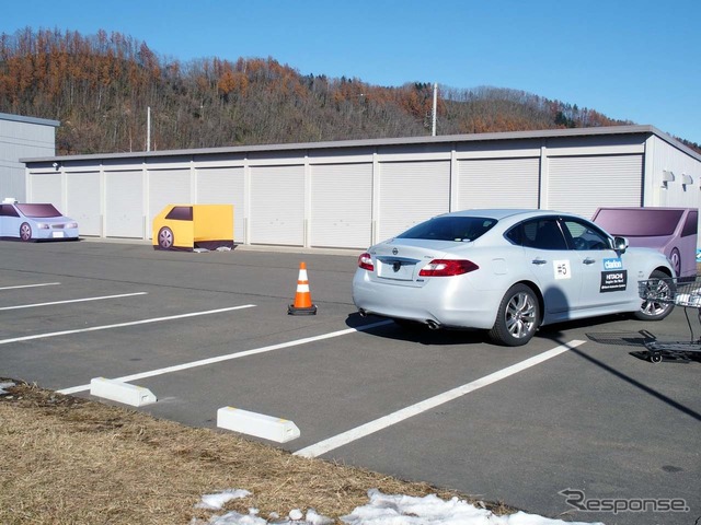 【自動駐車システム】並列駐車では買い物用カートも障害物として認識