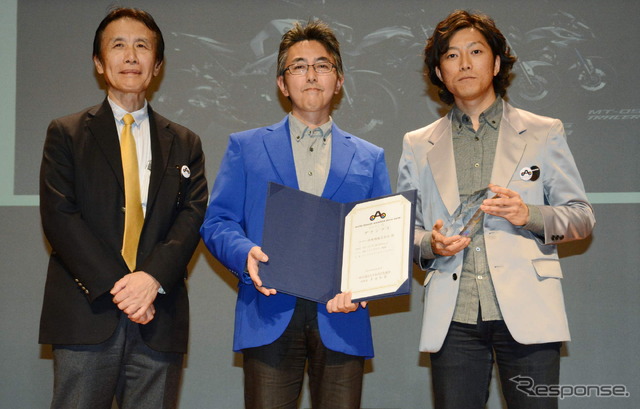 MTシリーズ担当デザイナー。ヤマハデザイン本部の安田将啓さん(右)とGKダイナミックスの青木省吾さん(中)