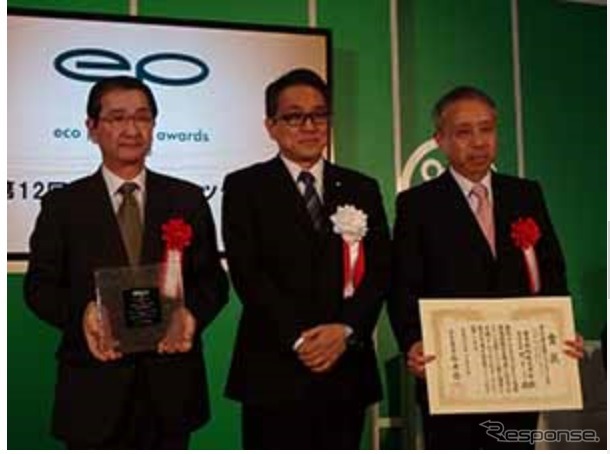 写真左からMTI五十嵐誠社長、江島潔国土交通大臣政務官、日本郵船田中康夫専務経営委員