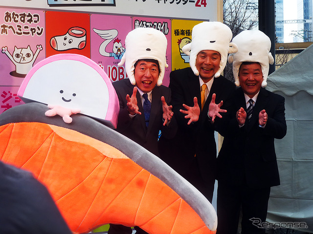 有楽町駅前に出没したダチョウ倶楽部。即興コント即興コント『もしもモノマネハラスメントがあったら』を披露(12月15日、サンリオキャラリーマン総選挙投票ありがとうイベント)