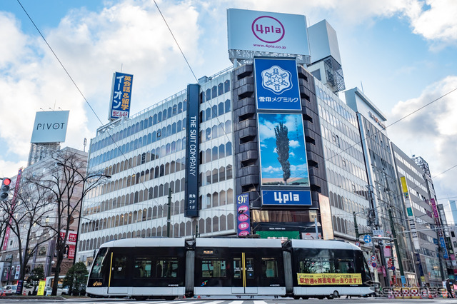西4丁目停留場から大きく弧を描いて外側線に入り、札幌駅前通りを南下する訓練運転中のA1200形A1203号。12月19日は新線区間で試乗会を開催。札幌駅前通りは歩行者天国となり、車両展示などのイベントも開催される。