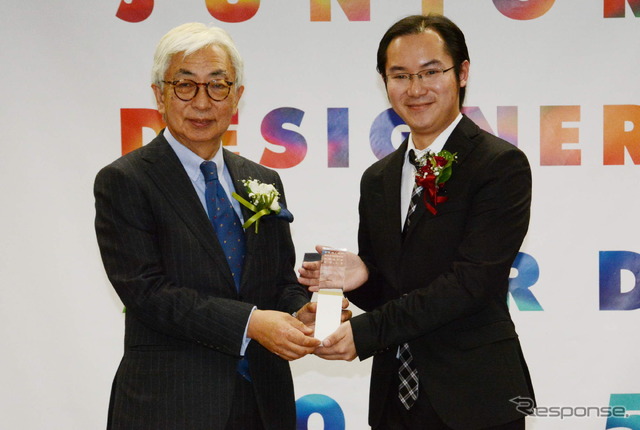 孫思嘉さん(右)と水野誠一審査委員長