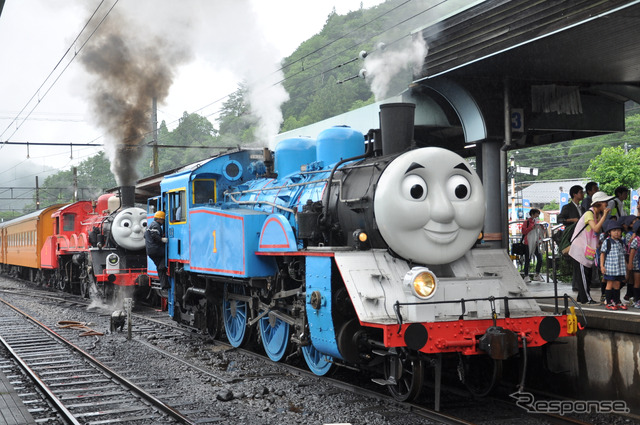 大井川鐡道は来年も『きかんしゃトーマス号』を運行する。写真は「トーマス」（手前）と「ジェームス」（奥）。