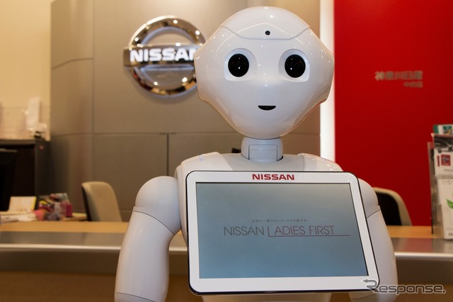 日産が導入した人型ロボット Pepper