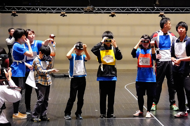 VRのヘッドマウントディスプレイを装着して走るパラレル・アイズ・リレー(スポーツ・ハッカソン/未来の山口の運動会、山口情報芸術センター(YCAM)、12月11~13日)