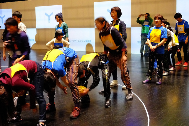新しいスポーツのつくり方、楽しみ方を模索するワークショップ「スポーツ・ハッカソン~未来の山口の運動会」(12月11~13日、山口情報芸術センター)のようす
