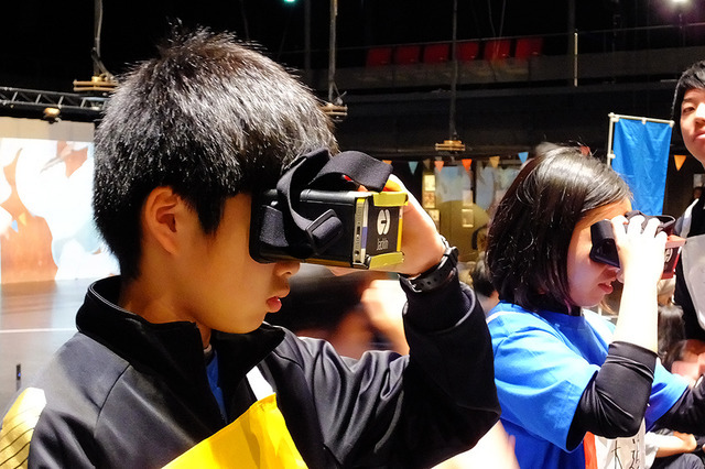 VRのヘッドマウントディスプレイを装着して走るパラレル・アイズ・リレー(スポーツ・ハッカソン/未来の山口の運動会、山口情報芸術センター(YCAM)、12月11~13日)