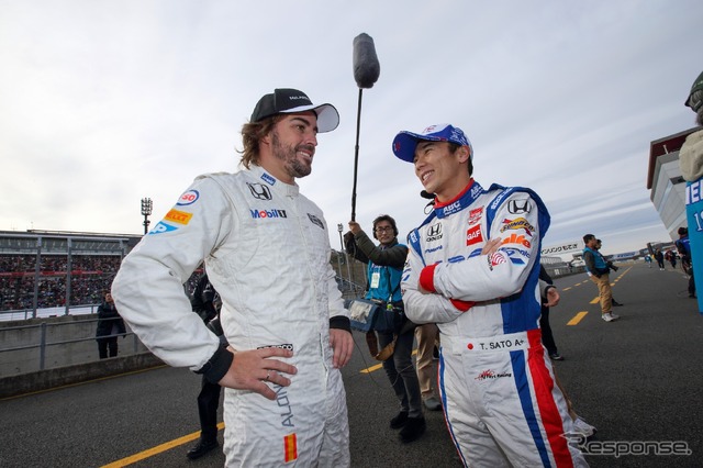 2015年12月、ツインリンクもてぎでのホンダサンクスデイに参加した琢磨(左はF1のF.アロンソ)。
