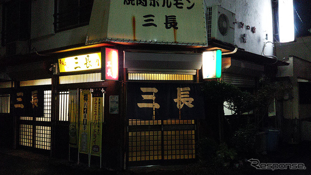 泉佐野駅の海側、若宮町、栄町の夜。昔ながらの大衆酒場や割烹料理屋、新参のカフェなどいろいろな明かりが灯る