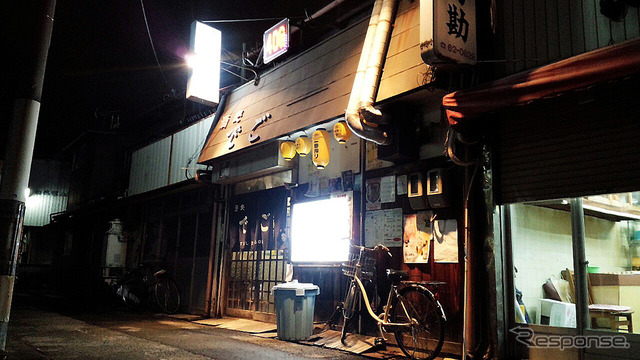 泉佐野駅の海側、若宮町、栄町の夜。昔ながらの大衆酒場や割烹料理屋、新参のカフェなどいろいろな明かりが灯る