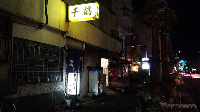 泉佐野駅の海側、若宮町、栄町の夜。昔ながらの大衆酒場や割烹料理屋、新参のカフェなどいろいろな明かりが灯る