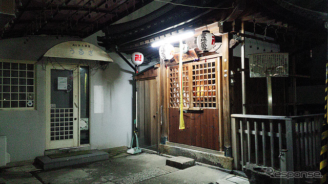 泉佐野駅の海側、若宮町、栄町の夜。昔ながらの大衆酒場や割烹料理屋、新参のカフェなどいろいろな明かりが灯る