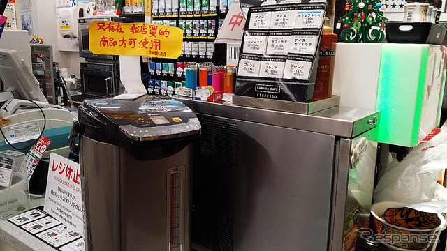 日本の24時間空港のひとつ、関西国際空港(KIX)。にぎやかな貼紙