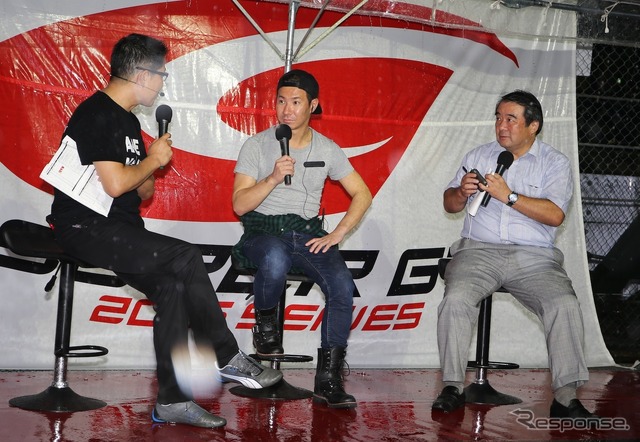 2015年の浜島氏は多くのイベントに引っ張りだこ状態だった(中央は小林可夢偉。SUPER GT 鈴鹿1000kmの決勝前夜祭)。