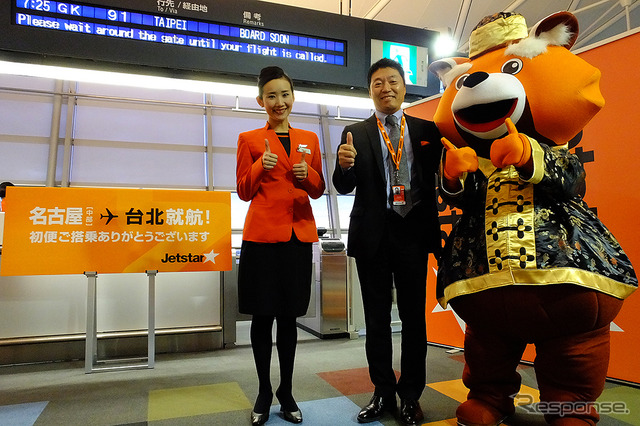 12月12日、ジェットスター・ジャパン中部=台北線GK91初便の搭乗前のようす。片岡優代表も駆けつけた