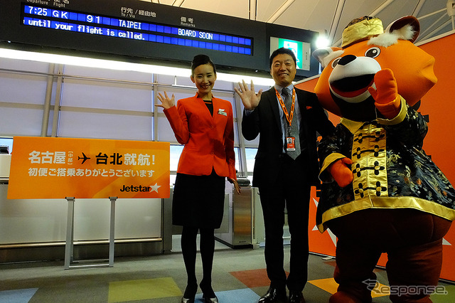 12月12日、ジェットスター・ジャパン中部=台北線GK91初便の搭乗前のようす。片岡優代表も駆けつけた
