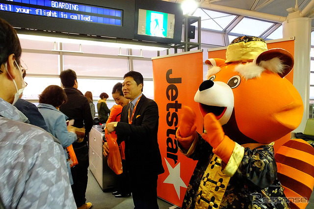 12月12日、ジェットスター・ジャパン中部=台北線GK91初便の搭乗前のようす。片岡優代表も駆けつけた