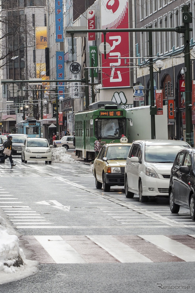 続行運転している内回り線の電車。12月20日は一部の停留場で積残しがあり、筆者も実際に積み残された。