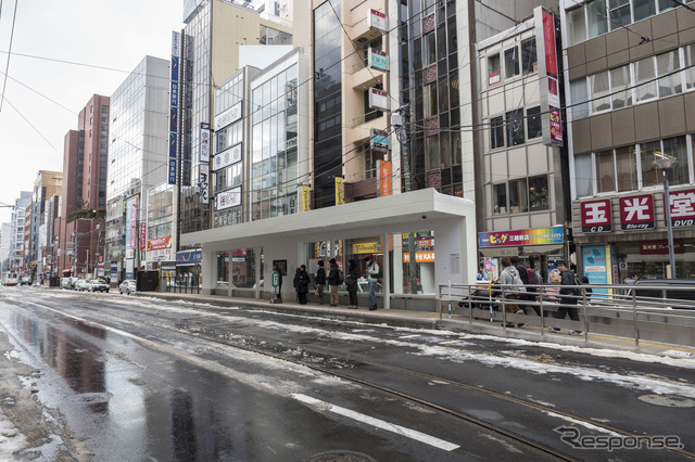 西4丁目停留場の外回り線ホーム。奧のホームは降車用で、続行運転時に使用される。