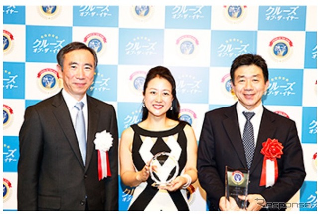 授賞式の様子　左：商船三井客船の小林求社長、中央：オペラ歌手の幸田浩子3代目クルーズ・アンバサダー、右：商船三井客船の嶋田和芳取締役