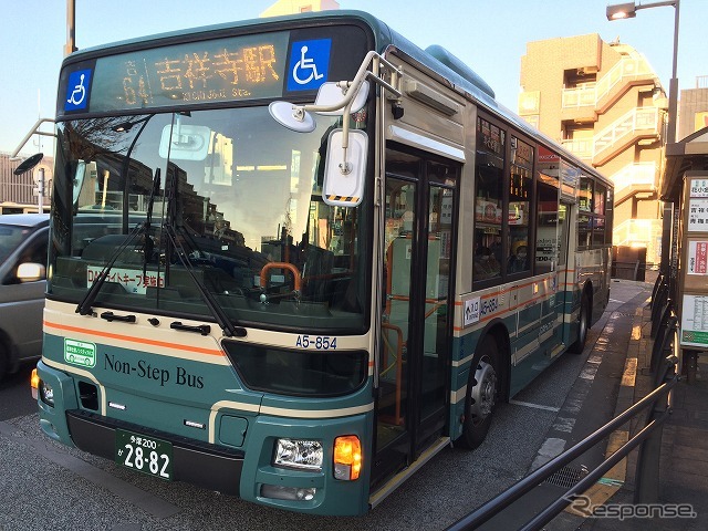 鉄道で花小金井駅まで移動。吉64系統の吉祥寺駅行きは新型車だった。1日乗車券では関係ないが、途中に東京都区内特別運賃（均一運賃）区間を含むため、花小金井からの乗車は前乗り/前払いとなり、乗車の際に運転士へ下車停留所を申告して運賃を支払う。吉祥寺到着は6分遅れ。ここで朝ラッシュ渋滞の影響が出てきた。