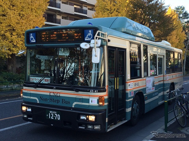 南田中車庫から練43系統の練馬駅行きに乗車して、終点手前の練馬区役所入口まで乗車。「終点まで乗るとタッチの差で間に合わないので、ひとつ手前で降りて乗り継ぐ」という綱渡り状態なのだが、そんなバスに限って遅延が出て焦る。道路渋滞ではなく、高齢者の利用が多く、乗降に時間を要すことが原因。