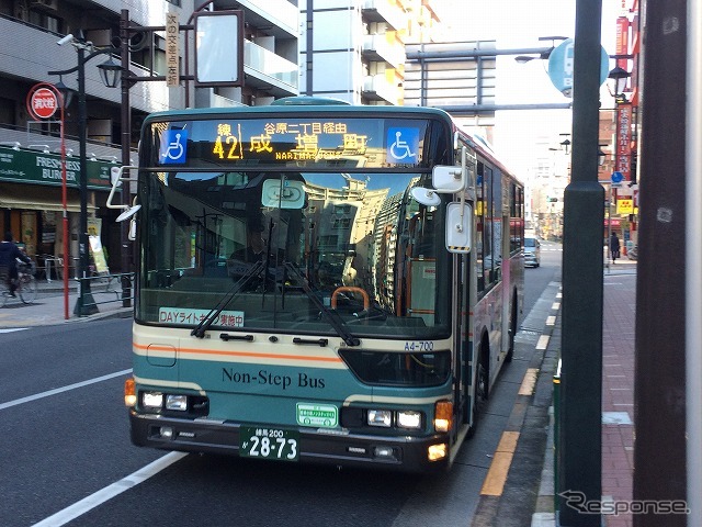練馬区役所入口に到着後、道路反対側のバス停に移動して練42系統の成増町行きに乗車。余裕時間は2分30秒程度だった。間に合わなければここで断念だったが、無事につながった。