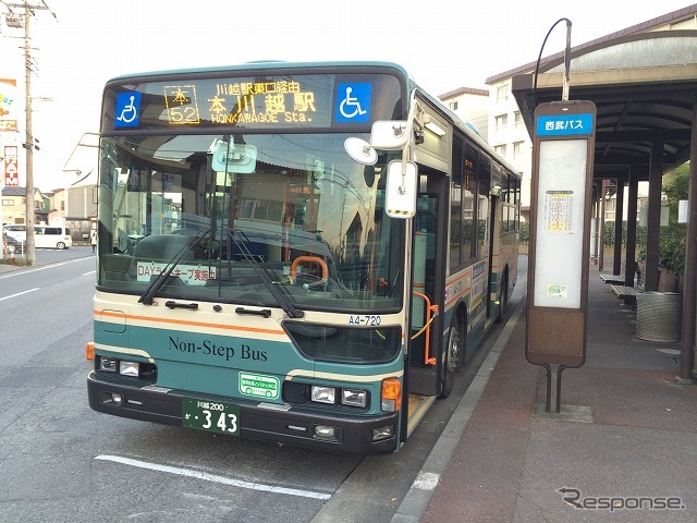 川越グリーンパークから本52系統の本川越駅行きに乗り、途中の川越駅まで。コースの大半を占める国道16号が混雑していて、短距離の路線ではあったが、川越駅に到着した時点で8分の遅延。次の乗り継ぎは同じ川越駅でも「東口から西口までの徒歩移動」が伴う。