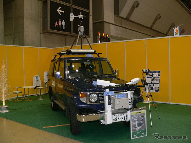 吹雪の中を走る観測車、1000万円…ハイウェイテクノフェア