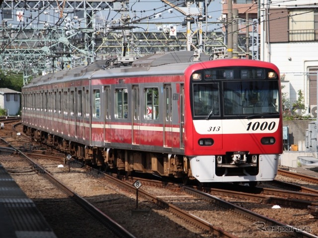 2007年以降の新1000形は車体が京急初のステンレス製に。一部は無塗装になった。