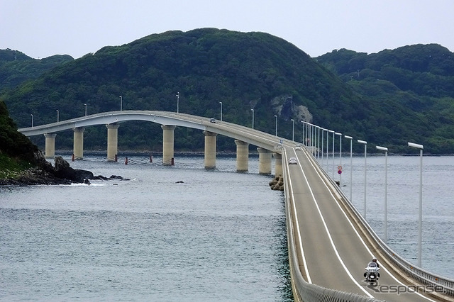 コバルトブルーの海士ヶ瀬(あまがせ)を直線的に結ぶ角島大橋は山口・下関エリアのドライブスポットのひとつ