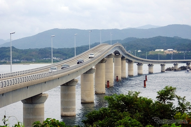 コバルトブルーの海士ヶ瀬（あまがせ）を直線的に結ぶ角島大橋は山口・下関エリアのドライブスポットのひとつ