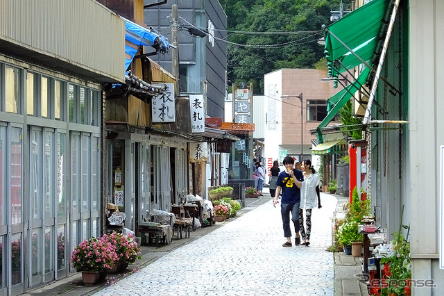 秋吉台の地下100m、日本屈指の大鍾乳洞「秋芳洞（あきよしどう）」。その入口へと続く商店街は昭和の雰囲気が残る