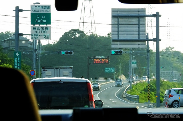市街地と山口宇部空港を結ぶ自動車専用道「山口宇部道路」(県道6号)