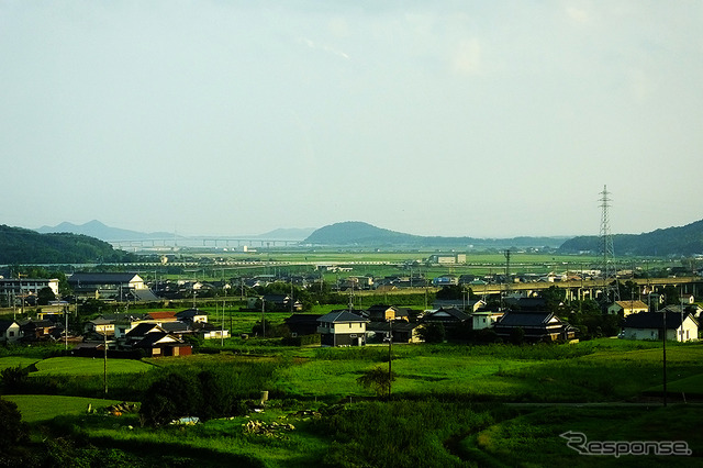 自動車専用道「山口宇部道路」（県道6号）から見えた山陽新幹線や山口湾