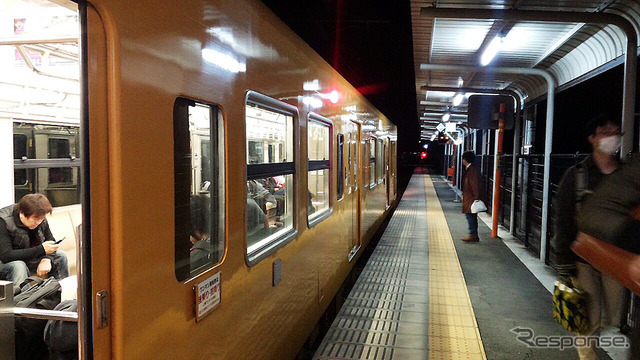 この日、1855M列車で草江駅で降りた乗客は4人。うち2人が山口宇部空港へと歩いて向かった