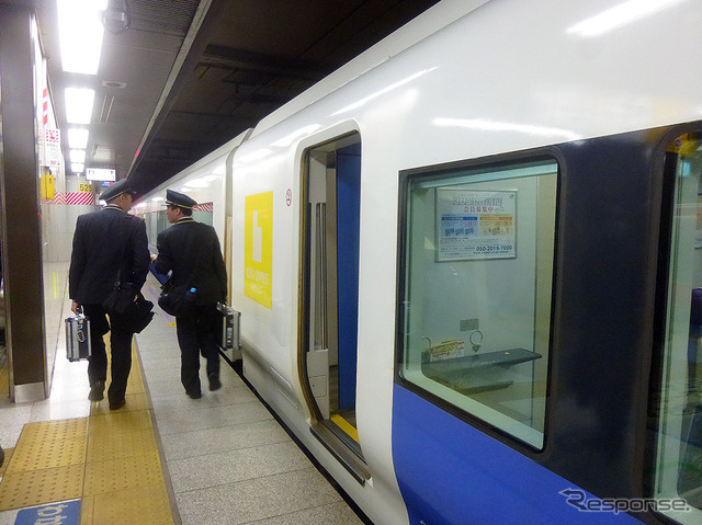 「おじさんばっかじゃん」京葉線を行く最終「わかしお」、510円座席のリアル