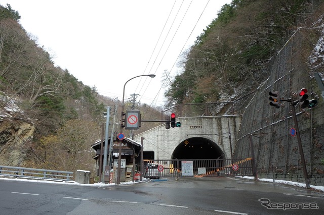 釜トンネル。11月中旬にはゲートが閉鎖され、徒歩でのみ進入可能となる。