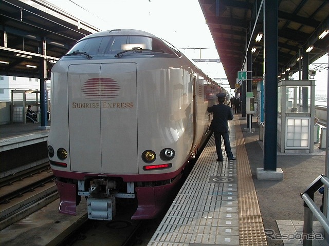 最短所要時間の列島縦断で利用する夜行列車は『はまなす』から『サンライズ出雲・瀬戸』（写真）に変わるが、夜行列車を使わず新大阪に泊まっても結果は同じになる。
