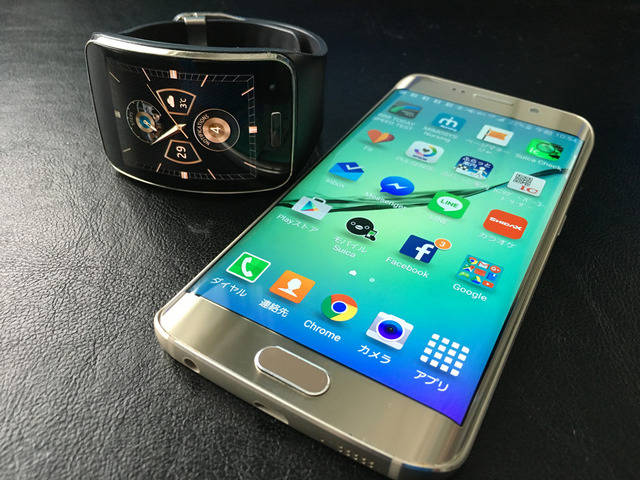 サムスンは「Galaxy S6 edge」(2015年4月発売)や、単体で通話・通信も可能なウェアラブル端末「Gear S」(2014年10月発売)など意欲的な端末を発売したが日本では振るわなかった