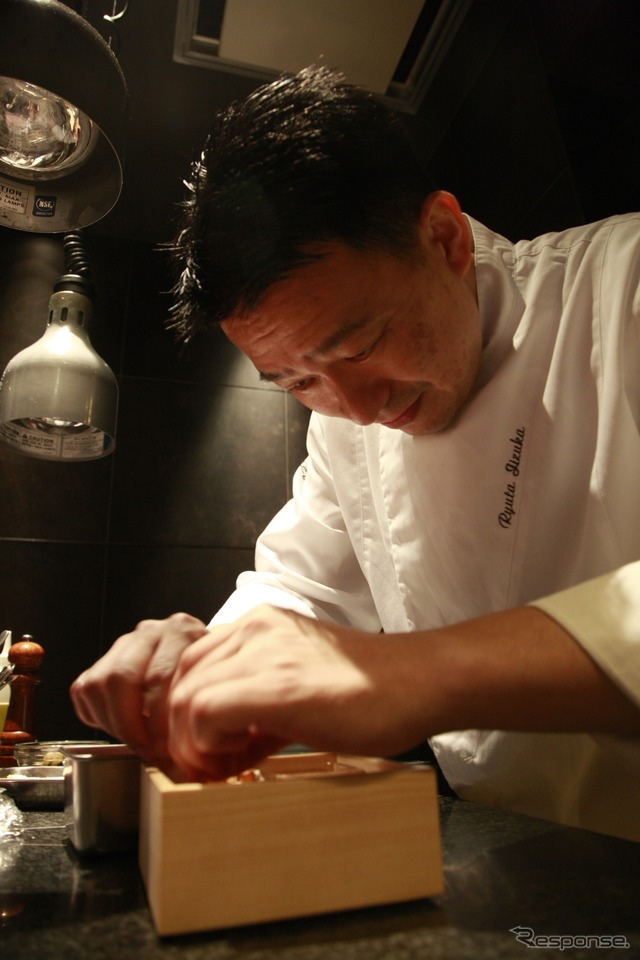 料理は二つ星シェフの飯塚隆太さんが監修する。
