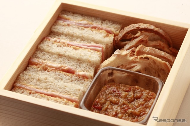 車内では地元の旬の食材にこだわった食事を提供するという。画像は「雪コース」で提供する料理のイメージ(下段:津有ポークのかんずりサンドと夏野菜ディップバケット添え)
