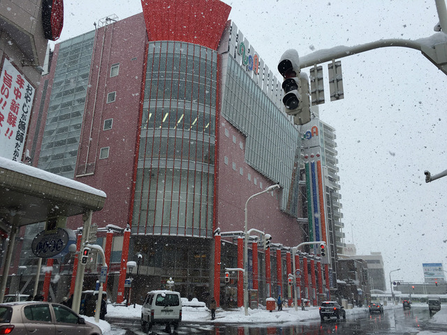 青森駅ロータリー(写真右奥)からすぐのところにある商業施設「アウガ」。この地下に巨大な市場がある。