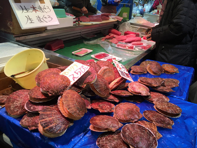 青森県産ホタテは甘く食感はプリプリである。マグロももちろん、生のまま運び込まれたもの